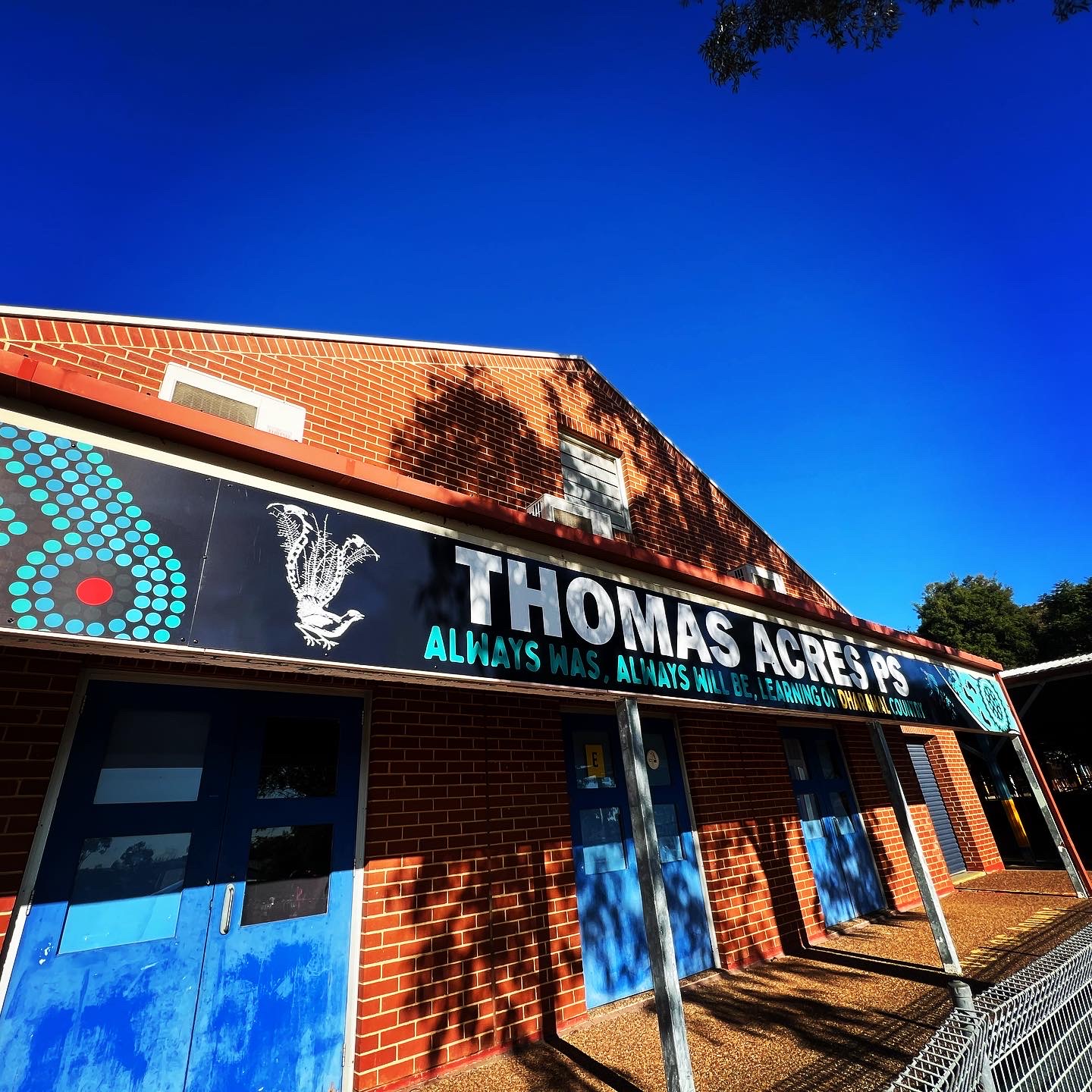 Building signage — Thomas Acres Public School